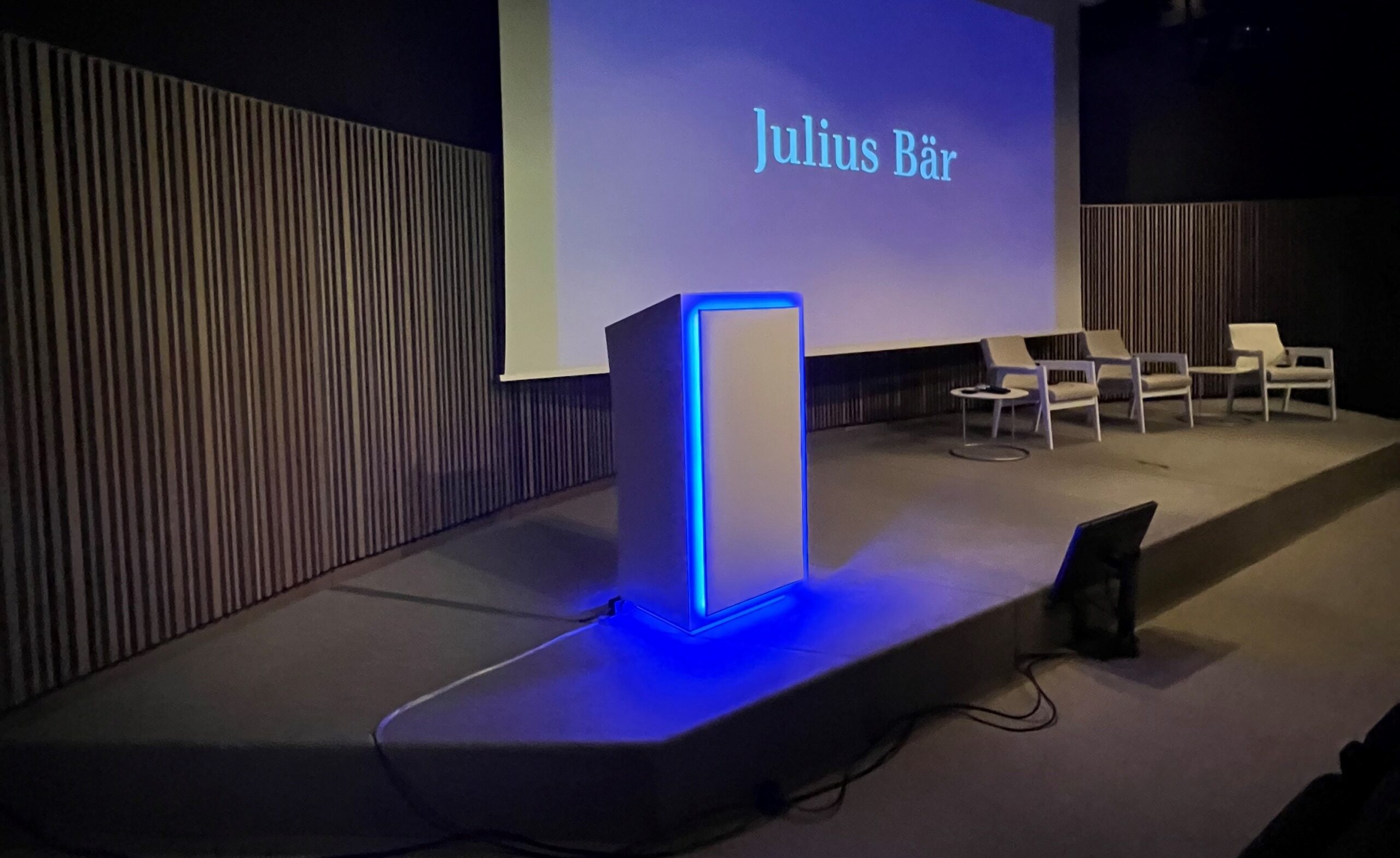 tril personalizado con LED RGB para evento corporativo
