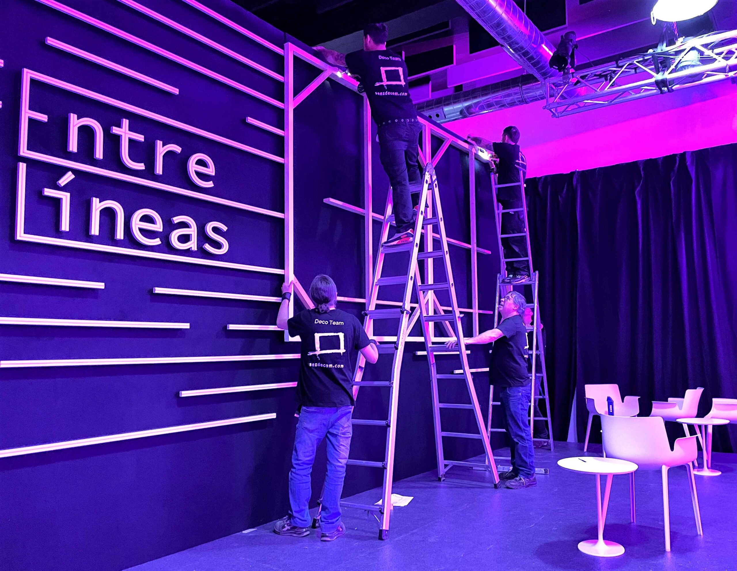 custom-set-construction-workshop-barcelona Carpenters building custom scenography and stage sets in Saez Decom workshop