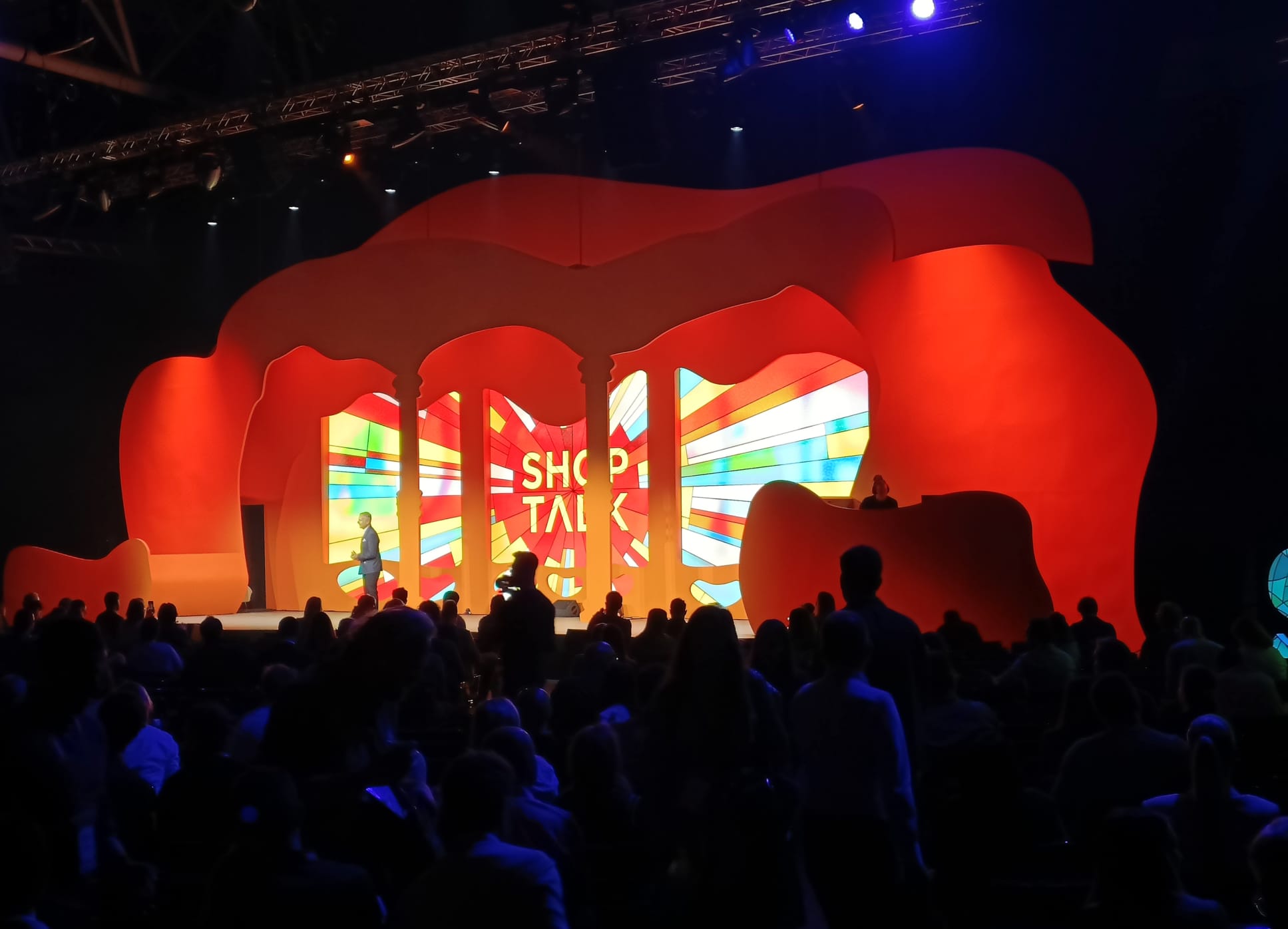 Carpenters building custom scenography and stage sets in Saez Decom workshop