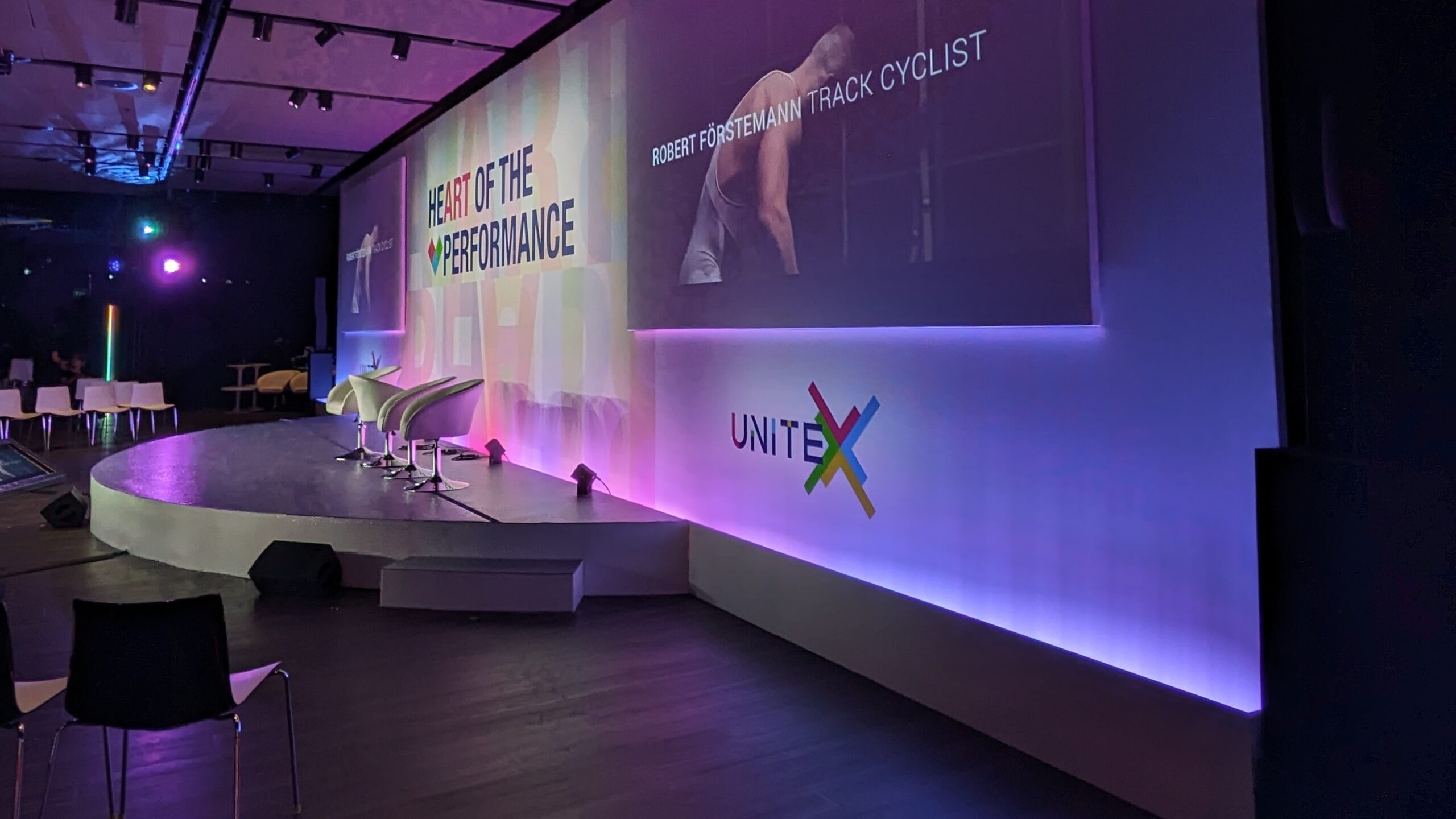 Tarima a medida con iluminación LED RGB controlada por DMX