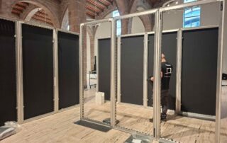 ¿Necesitas aforar un pabellón en IFEMA o Fira? Comparamos el Pipe & Drape original (acústica) vs BeMatrix (estética). Alquila la solución técnica adecuada.