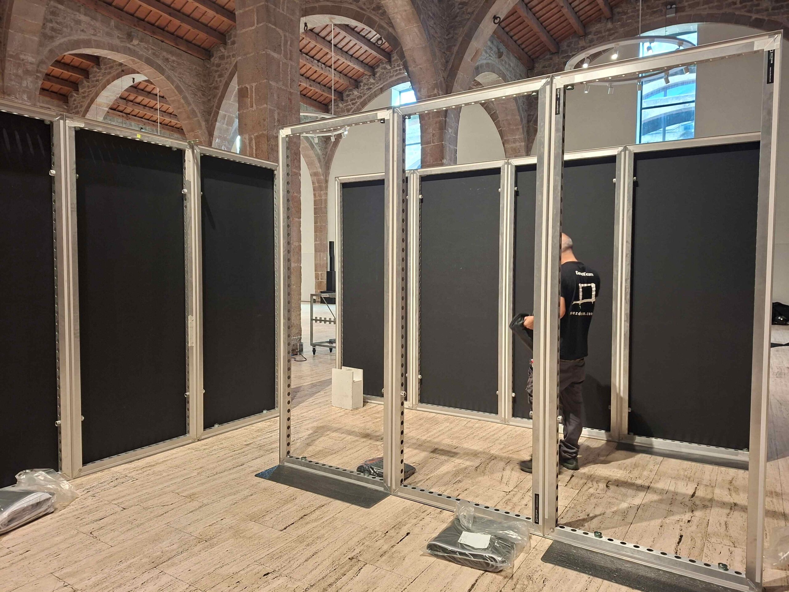 aforament-espais-esdeveniments ¿Necesitas aforar un pabellón en IFEMA o Fira? Comparamos el Pipe & Drape original (acústica) vs BeMatrix (estética). Alquila la solución técnica adecuada.