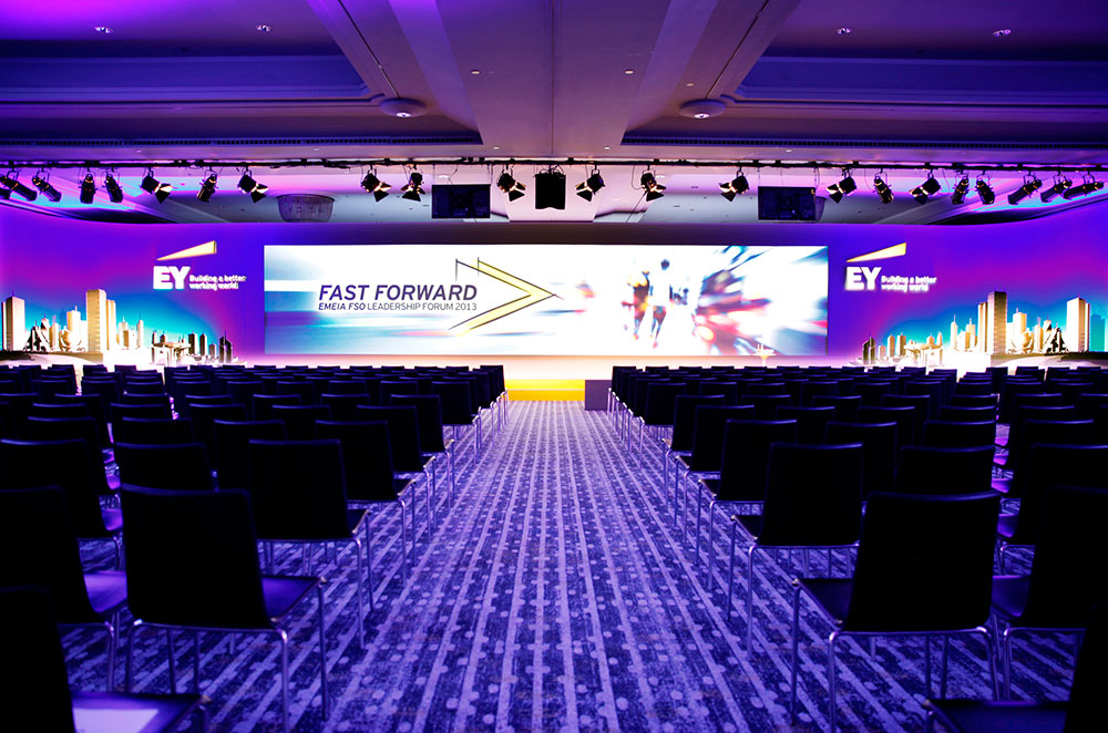 event-scenography-vs-screens Balanced event stage design with LED screens and wood scenography