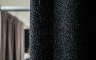 Primer plano de tejido Molton negro ignífugo permanente para eventos