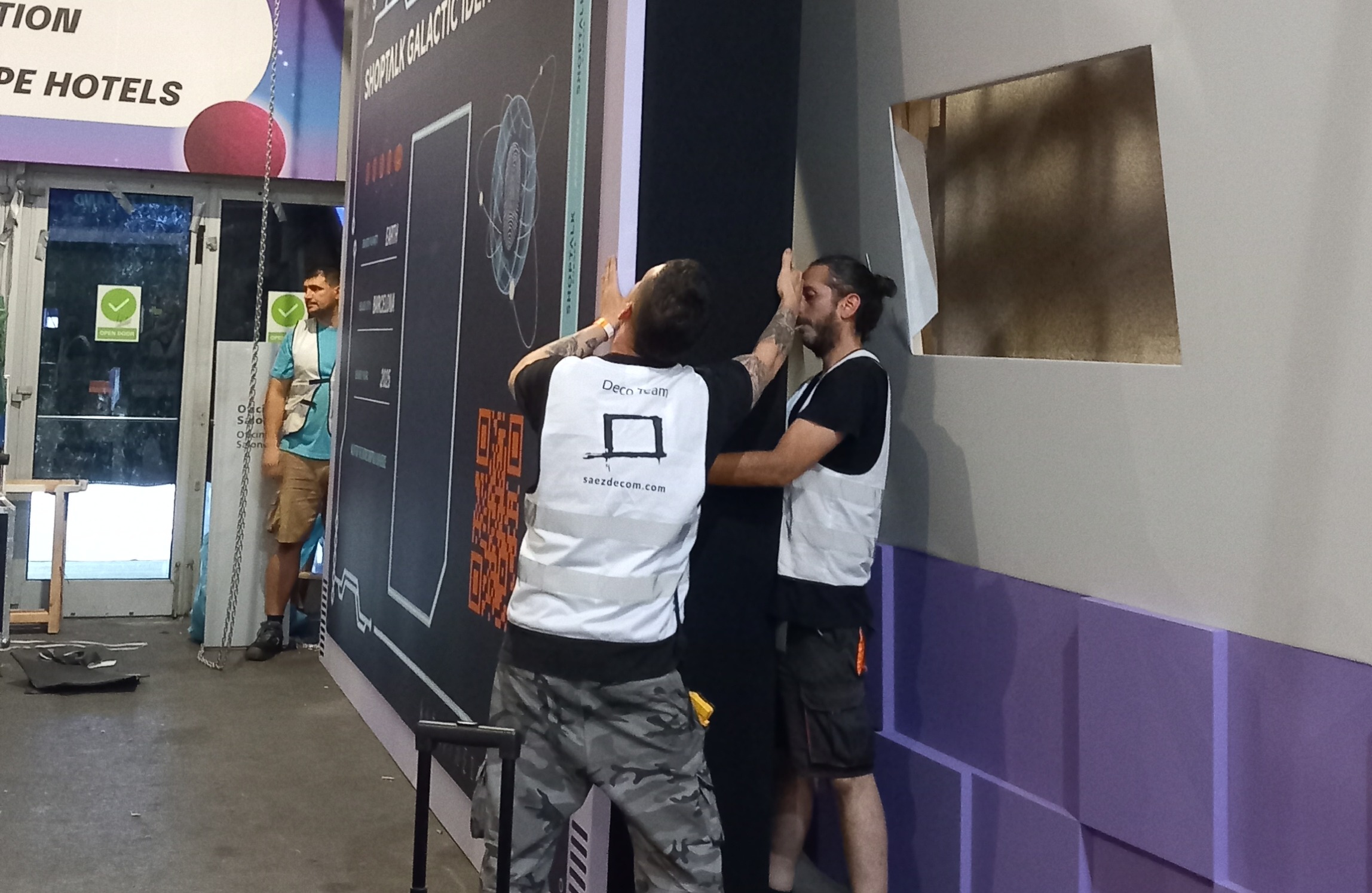 Building large-scale event scenography in Barcelona with CNC carpentry