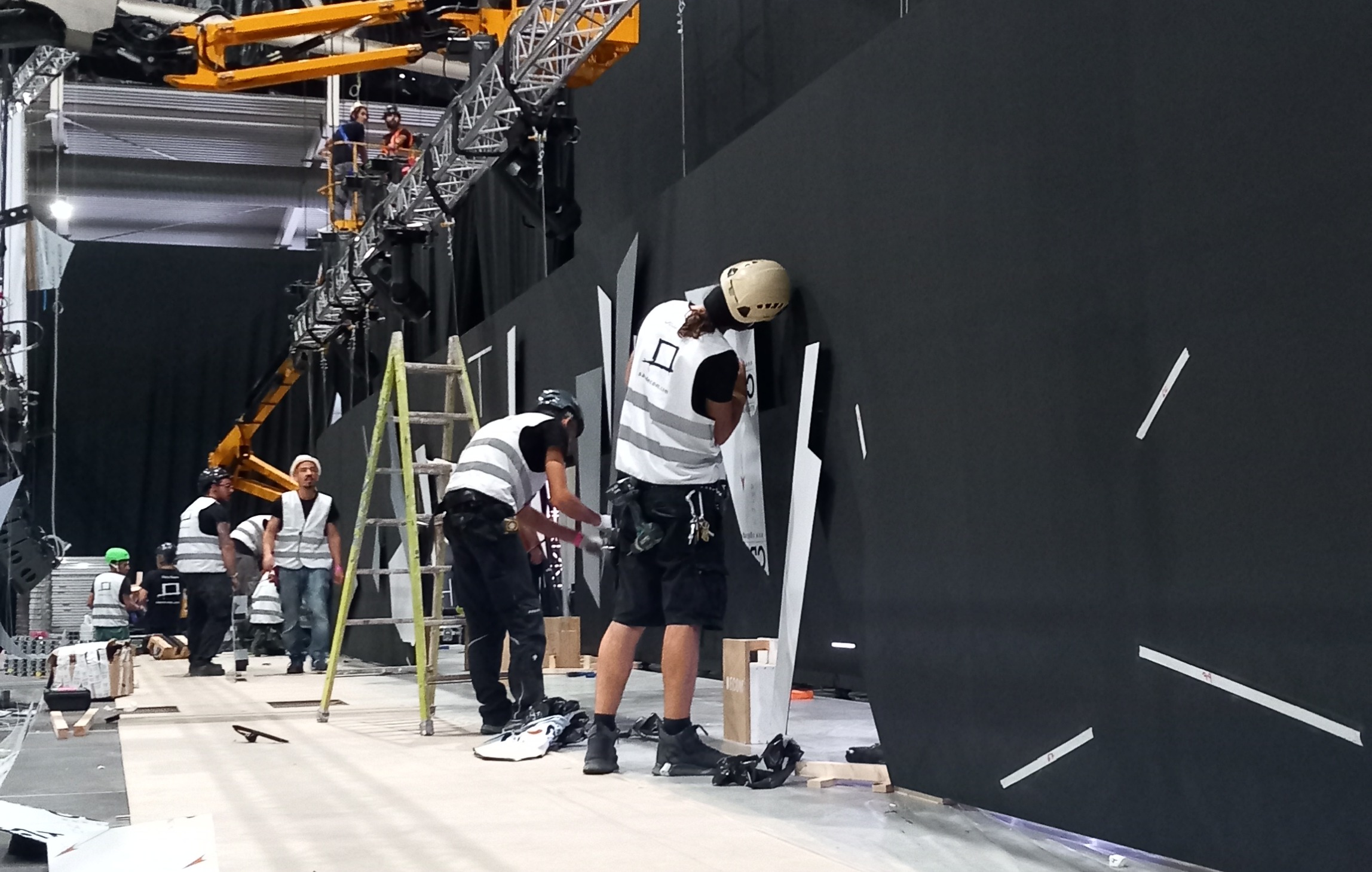 At Saez Decom, we specialize in high-end scenic construction. With fully equipped local workshops in both Barcelona and Madrid