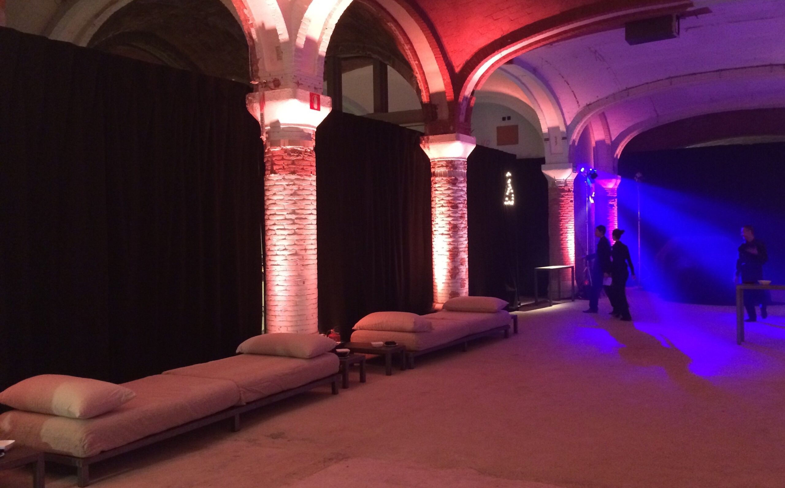 cierre entre columnas para esconder material de rodaje y camerinos