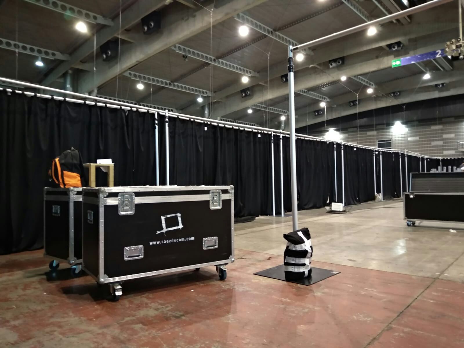 montaje de masking para sets de rodaje en IFEMA sin anclajes de techo