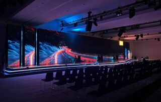 Escenario con LED RGBW controlado por DMX todo cubierto con linoleo brillo.