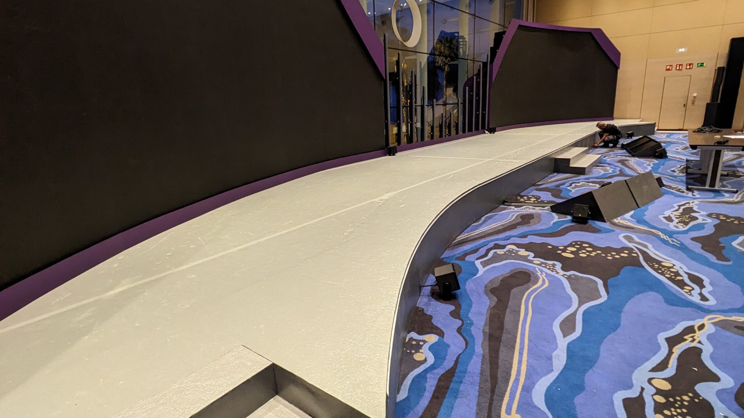 Tarima ovalada con faldón LED realizada con CNC