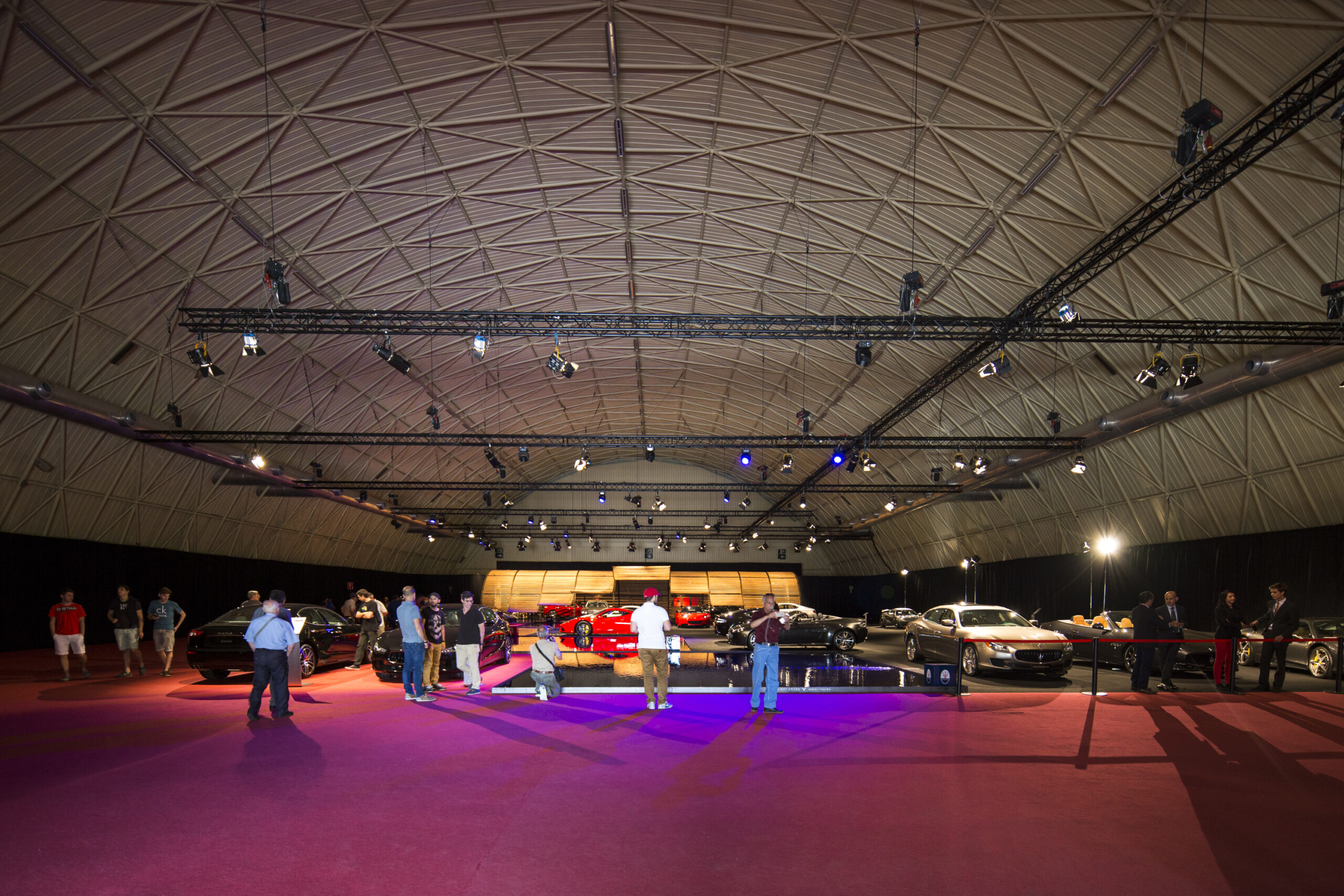 transformació d'un espai amb cortines per presentació de cotxes