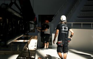 Equipo de Saez Decom realizando el montaje de un escenario y estructuras para un evento en Barcelona.