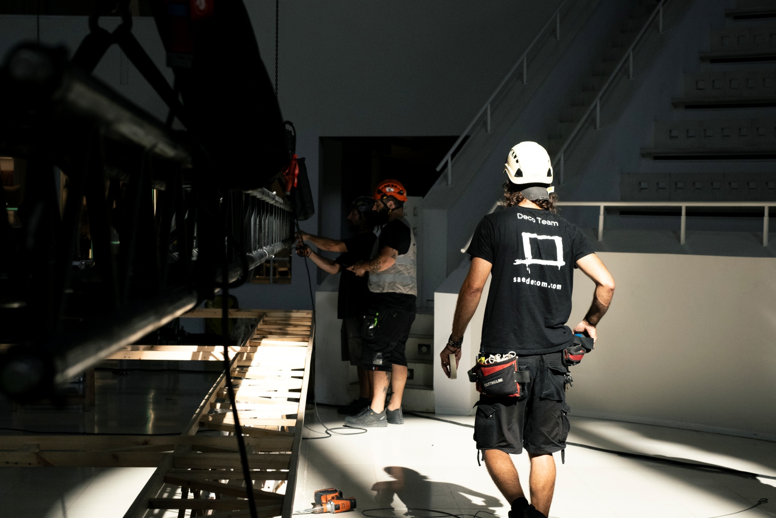 montaje-de-escenarios Equipo de Saez Decom realizando el montaje de un escenario y estructuras para un evento en Barcelona.