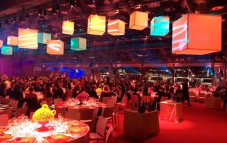 montaje efimero de cubos para un evento