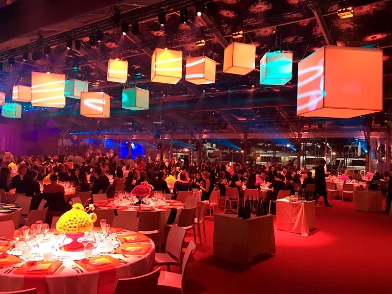 arquitectura-efimera-museografia montaje efimero de cubos para un evento