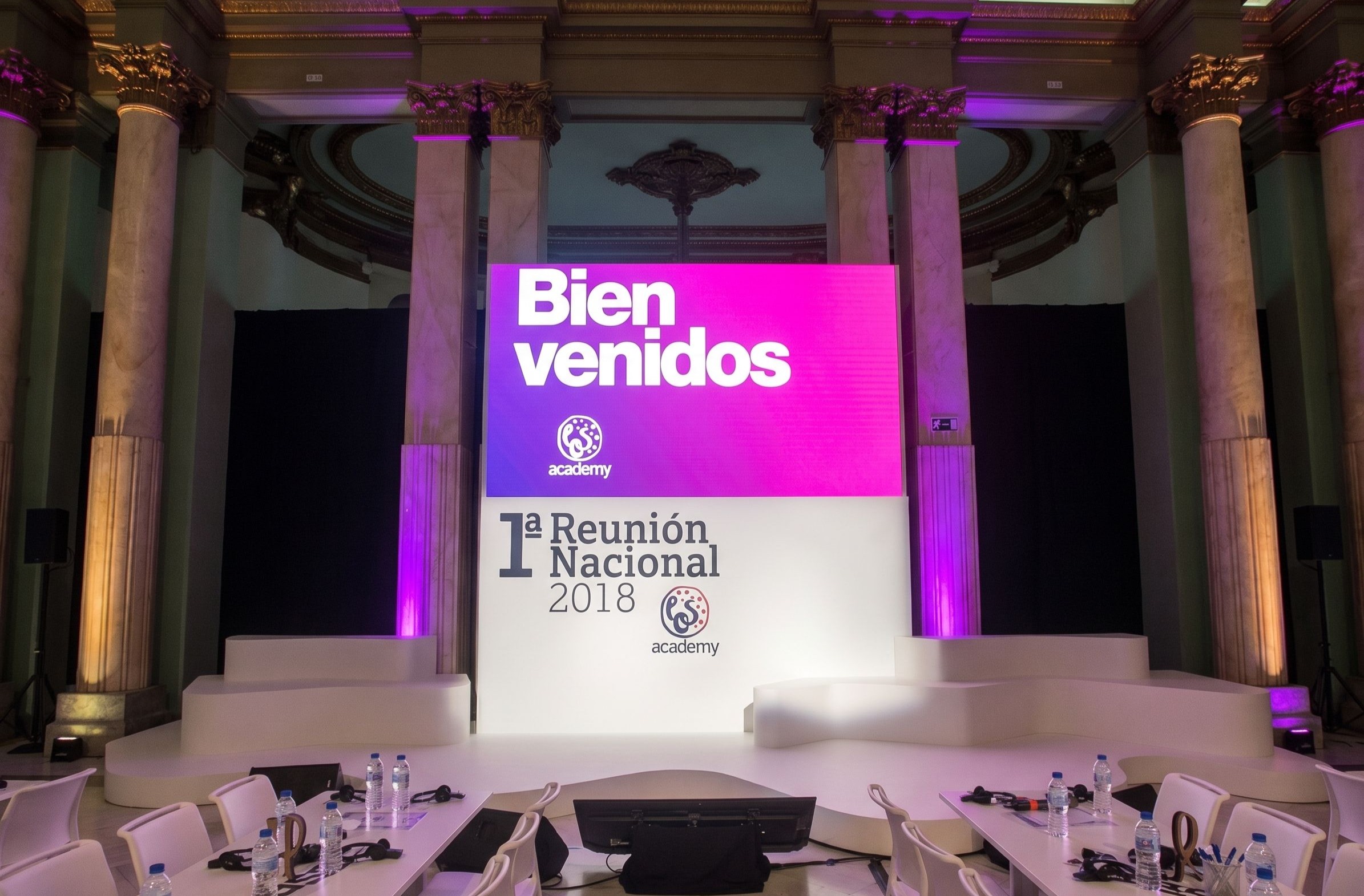 guia-suelos-para-eventos-tarimas-moquetas Tarima con suelo de PVC negro mate