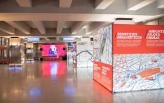 Tótem de señalética luminosa para eventos, espacios publicos y ferias en un pabellón.
