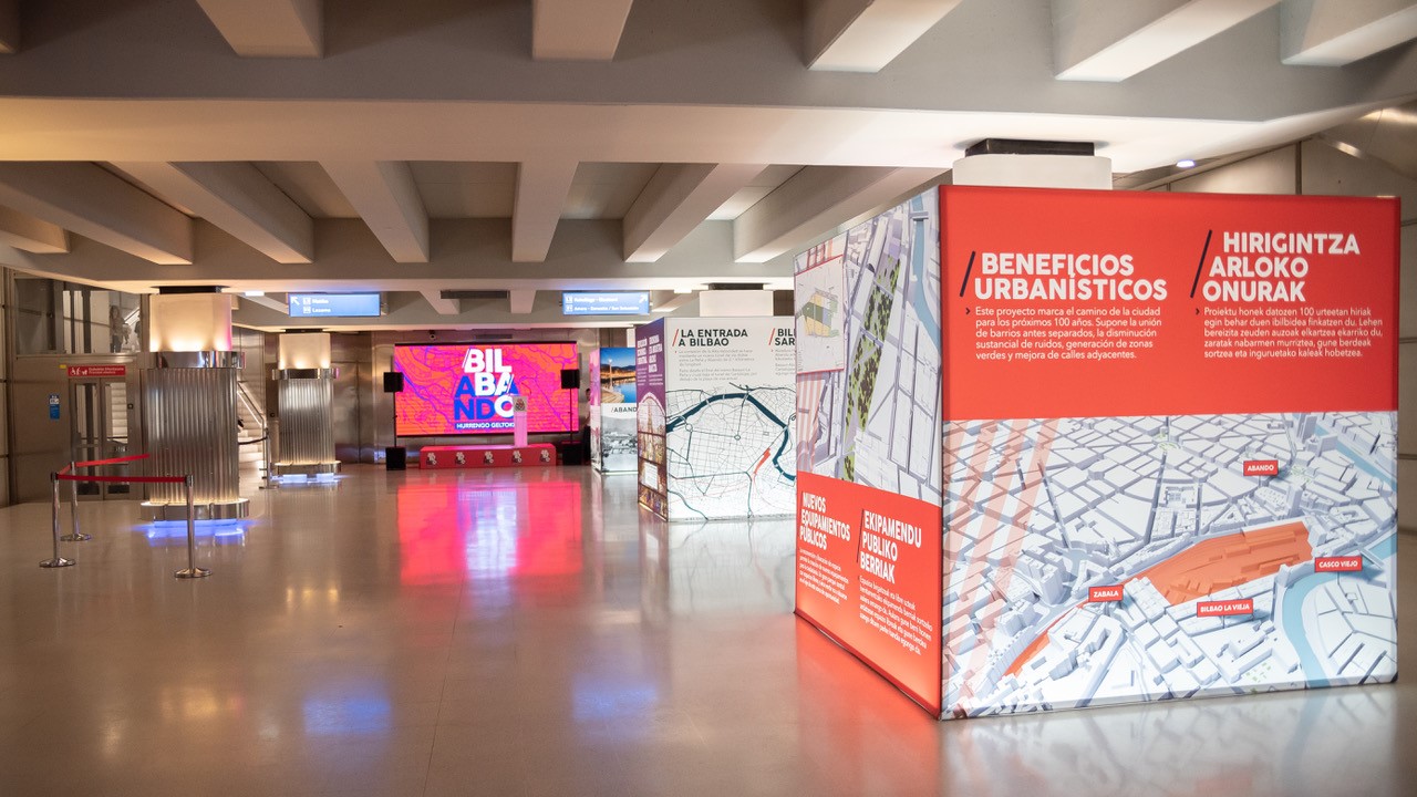 señaletica-para-eventos Tótem de señalética luminosa para eventos, espacios publicos y ferias en un pabellón.