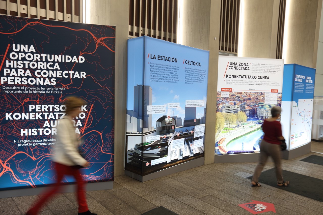 Estructura modular luminosa para guiar a los asistentes en un congreso